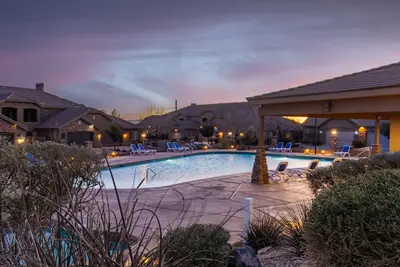 Image de 4 chambres, une connexion Wi-Fi gratuite, 2 piscines chauffées, bain à remous, barbecue, patio