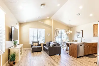 Image de Wi-Fi gratuit, piscine chauffée, bain �� remous, barbecue, patio, 32 mi. de Zions!