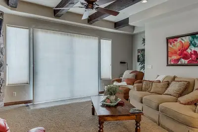 Image de Juste réduit, Animaux acceptés, 2 piscines, 4 chambres à coucher, Wifi, patio, cheminée!