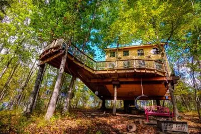 Image de Séjournez dans la cabane dans les arbres construite par le maître de la maison dans les arbres, Pete Nelson