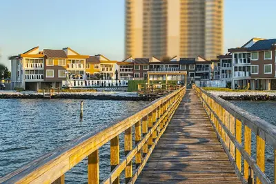 Image de Condo magnifique front de mer avec piscine, bain à remous, Pier, Tennis, près de tout!