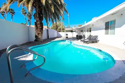 Image de Luxe Mid-Century Moderne 5min à Bande + Piscine