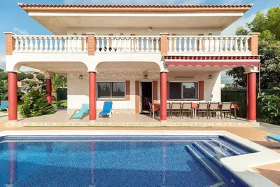 Image de Grande maison, avec piscine, barbecue, jardin, wifi à 1500 mètres de la plage.