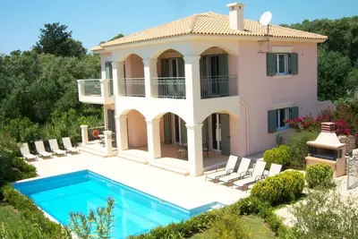 Short walk to the beach, Four bedrooms four   bathrooms sleeps 8
