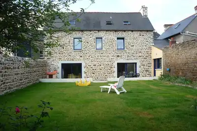 Image de Très belle maison en pierre avec jardin dans le centre-ville de St Brieuc.