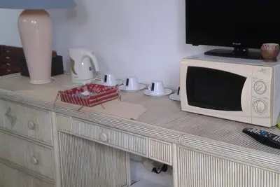 Image de Maison de plein pied avec petite cour aménagée et clôturée.
