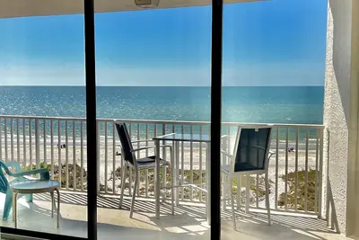 Image de Une vue imprenable depuis le balcon du front de mer haut de gamme près de John's Pass