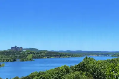 Image de Million Dollar House avec vue sur le lac, terrain de squash intérieur, salle de cinéma