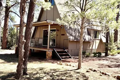 Image de Cozy A Frame sur 1 acre belle ponderosa et de pins Pinon, et genévriers.