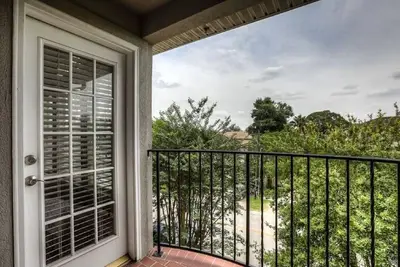 Image de 6 lits-3br / 3. 5ba-Bois durs et granits luxueusement mis à jour Montrose / River Oaks