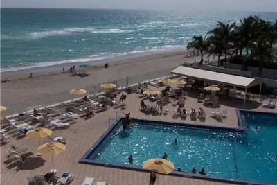 Image de Condo Hollywood face à la plage: 2 chambres 1, 5 salle de bain 4 couchages parking gratuit piscine chauffée