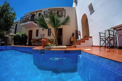 Image de Appartement Frini aux couleurs chatoyantes, vue sur la piscine, près de Réthymnon, Crète