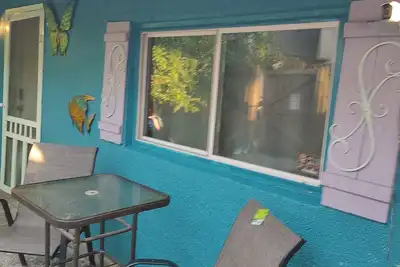 Image de Petite maison victorienne pittoresque dans le district de Starland, excellente location d'entreprise