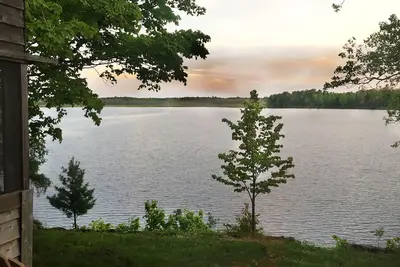Image de Cabines confortables au bord du lac pour l'été et l'hiver