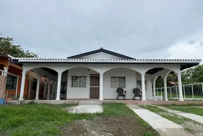 Image de Uverito Beach House est un / 2 maison de bain 2 Chambres à quelques pas de la plage!