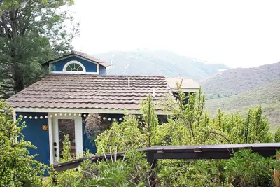Image de Vue magnifique, bain à remous privé. Ferme unique!