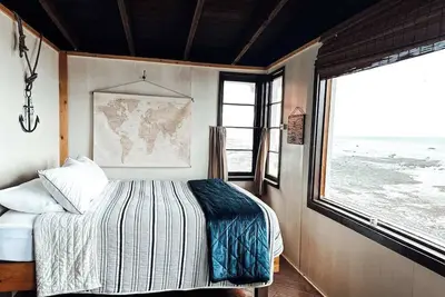 Image de Captain's Quarters - Beach Front Cabin sur le détroit de Juan De Fuca