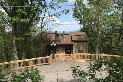 Image de Vue spectaculaire sur le centre-ville de Gatlinburg et les Smokies!