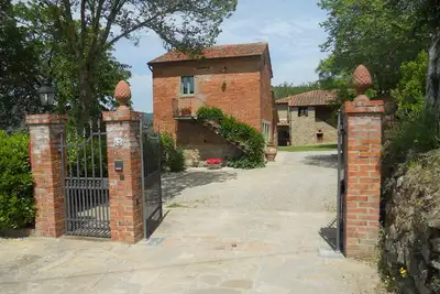 Image de Gîte de charme avec piscine, niché au cœur du Val Di Chiana