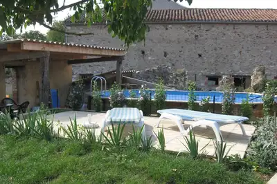 Image de Occitanie, proche Albi, dans un ancien domaine agricole, avec piscine