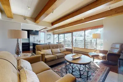 Image de Luminaires mis à jour, espace ouvert | Le point de repère | L501