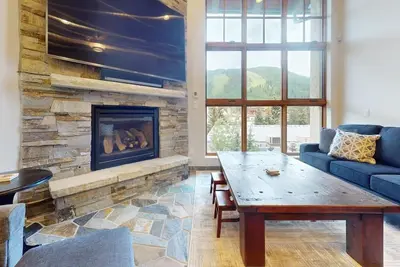 Mountain View, Great Location | Le point de repère | L212