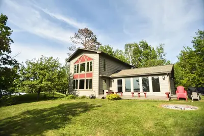 Image de Maison du lac 4bd / 2ba entièrement rénovée, belle plage, cuisine gastronomique