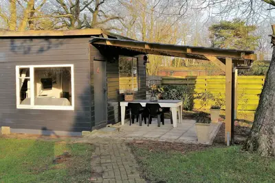 Image de Chalet en bois rustique / chalet dans un endroit calme au milieu de la nature en Frise orientale
