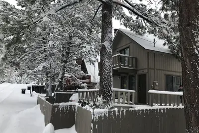 Image de Romantique Big Bear Cabine Terrasse dans les bois avec 2 cheminées grande cour clôturée