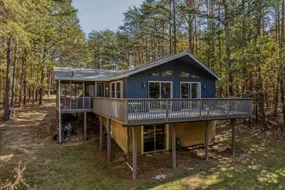 Image de 3br / 3ba Cabin niché dans les montagnes!