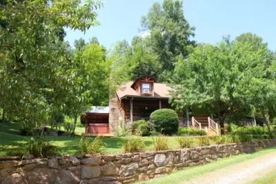 Image de Bison Escape. . . isolé et paisible! Immense salle de jeux!