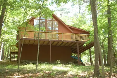 Image de Chalet magnifique avec bain à remous niché dans les bois Resort