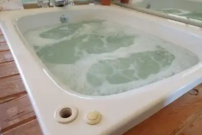 Image de Centre-ville, promenade aux attractions et parc sentier 1br 4 couchages Jacuzzi énorme