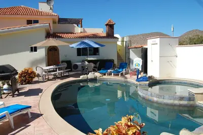 Image de Pescadero Palace 2br Guest House avec piscine, jacuzzi, en face du surf!