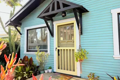 Image de Bungalow de plage de charme à Midtown ++