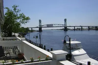 Image de Condo de luxe sur la rivière-Million Dollar View!