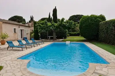 Image de Villa de 6 personnes avec grande piscine privée dans jardin arboré et calme.