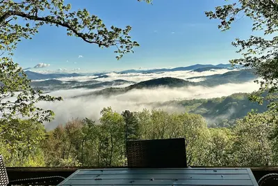 Image de Vue spectaculaire sur la montagne Helen Ga au cœur de la région viticole de Géorgie