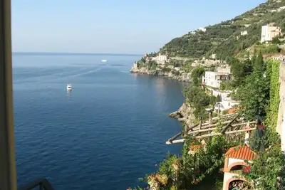 Image de Petite ville romantique avec terrasse sur la mer.