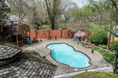 Image de Utica Estate ~ Pool is open! Viens te détendre! !