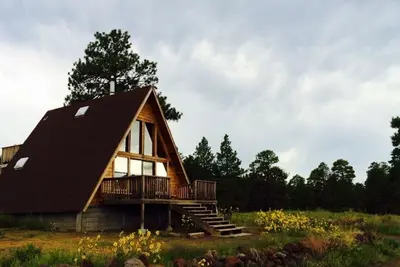 Image de A-Frame Cabin avec loft et vues sur 1. 5 acres dans la Forêt Nationale de Coconino