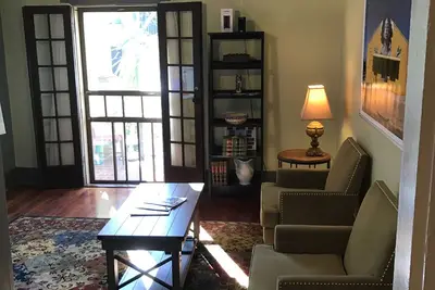 Image de Escapade paisible dans le Bywater- 2 Chambre, 2 salles de bain