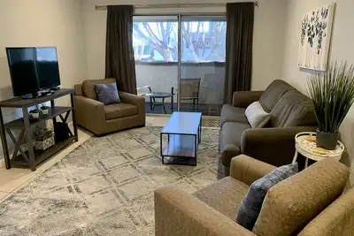 Image de Condo moderne dans un quartier calme près de Paradise Valley Mall