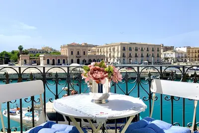 Image de \"Suite 18\" charmante maison Ă Ortigia avec un balcon spectaculaire donnant sur la mer.