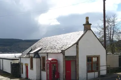 Image de Pier Cottage sur Holy Loch Shore, vue mer et montagne