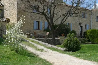 Image de Mas Authentique  En Pierre Au Coeur Du Luberon, Piscine, vue, Barbecue