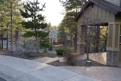 Image de Plus récente 2350 Sq Ft Townhouse privé, proche du centre ville, vue sur la colline, A / C