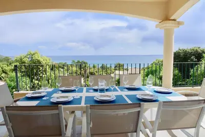 Image de Villa de 4 chambres vue magnifique sur la mer- Ă 5 minutes Ă pied de la plage.