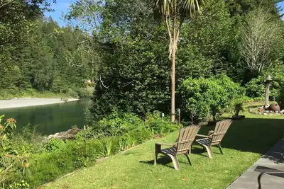 Image de Venez vous détendre et jouer avec votre famille et vos amis au bord de la rivière.