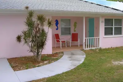 Image de 409 Shore Rd - King Bed, 1/2 Mile Walk to Nokomis Beach, Animaux acceptés, Wi-Fi